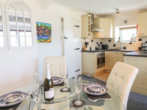 Cottage | Private kitchen | Fridge, microwave, stovetop, dishwasher