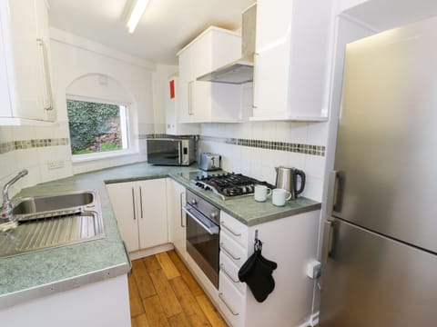 Cottage | Private kitchen | Dishwasher, highchair, cookware/dishes/utensils