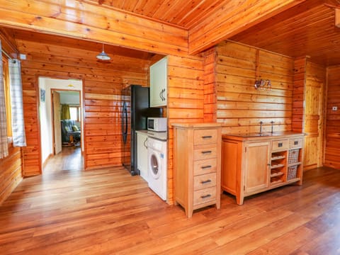 Cottage | Private kitchen | Dishwasher, cookware/dishes/utensils