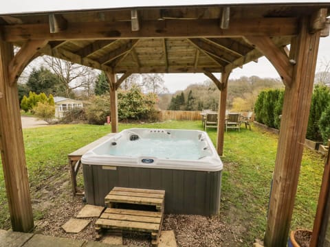 Cottage | Outdoor spa tub
