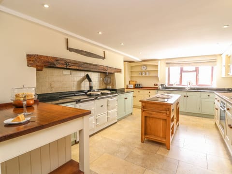 Cottage | Private kitchen | Fridge, microwave, stovetop, dishwasher