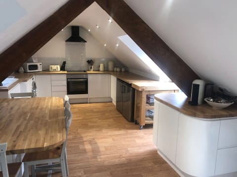 Cottage | Private kitchen | Fridge, microwave, dishwasher, highchair