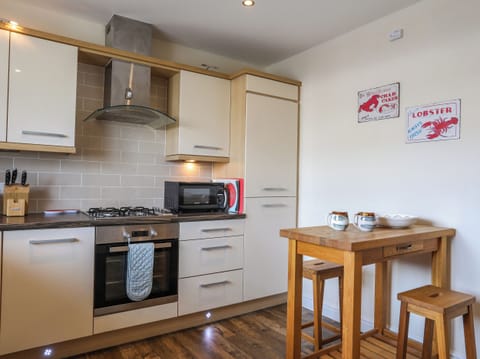 Cottage | Private kitchen | Microwave, stovetop, dishwasher, electric kettle