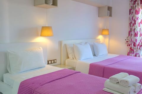 Deluxe Suite, Sea View | 1 bedroom, in-room safe, desk, soundproofing