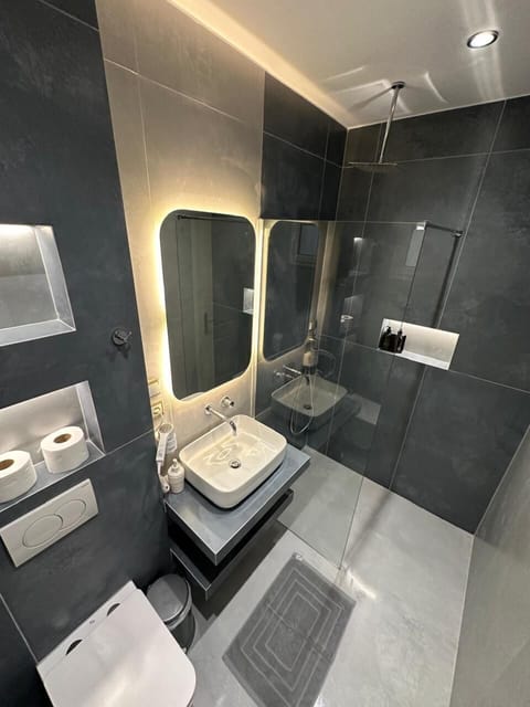 Shower, free toiletries, hair dryer, towels