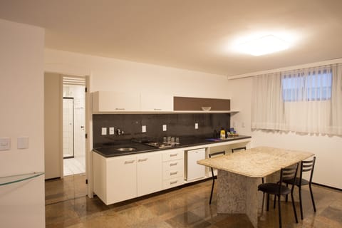 Royal  2 quartos, Vista para a praia | Private kitchen | Stovetop, cookware/dishes/utensils, dining tables