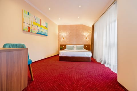 Superior Double Room (No. 6) | Premium bedding, pillowtop beds, desk, laptop workspace