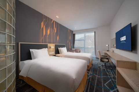 Standard Room, 2 Twin Beds (High Floor) | Premium bedding, down comforters, free cribs/infant beds, rollaway beds