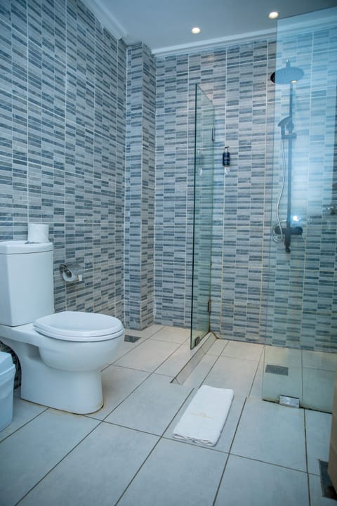Superior Room, 1 King Bed, Non Smoking, Ocean View | Bathroom | Shower, rainfall showerhead, free toiletries, hair dryer