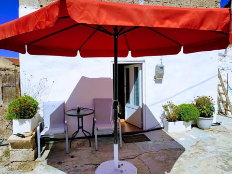 Εισοδος Στουντιο και μικρος εξωτερικος χωρος για ενα γευμα.