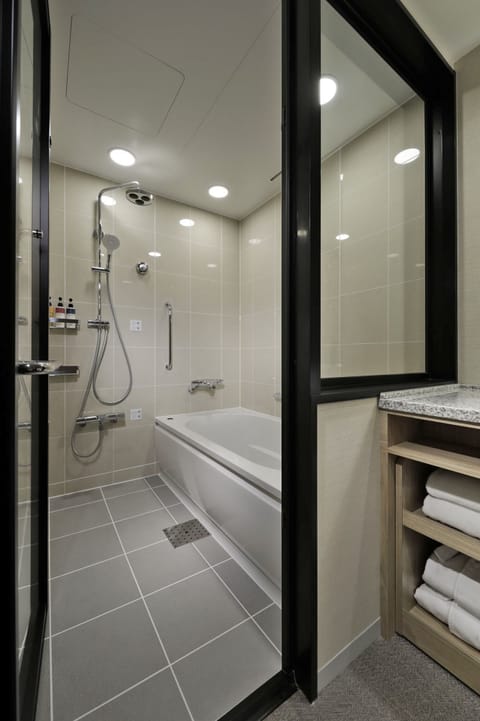 Non Smoking, 2 Twin Beds, Superior | Bathroom | Combined shower/tub, eco-friendly toiletries, hair dryer, slippers