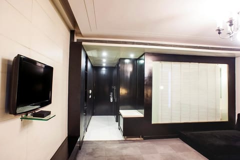 Designer Suites | Minibar, desk, iron/ironing board, free WiFi