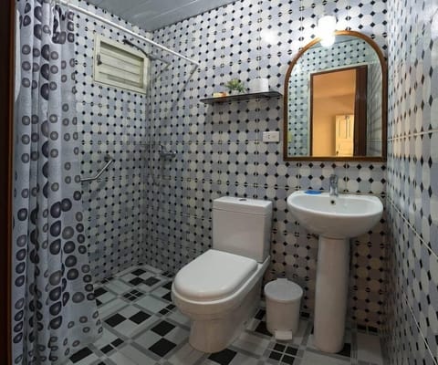 Deluxe Double or Twin Room | Bathroom | Shower, rainfall showerhead, hair dryer, towels
