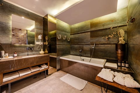 Presidential Studio Suite | Bathroom | Rainfall showerhead, free toiletries, slippers, towels