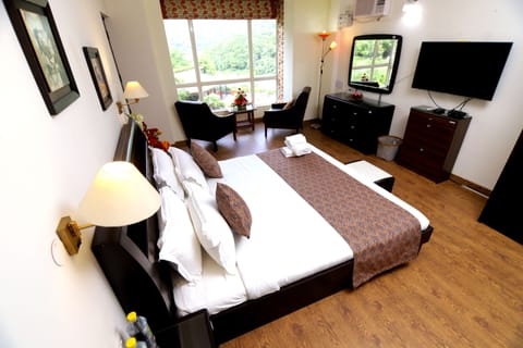Luxury Apartment, 3 Bedrooms, Mountain View | Egyptian cotton sheets, premium bedding, down comforters