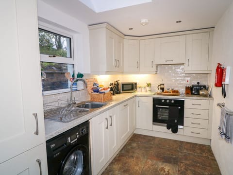 Cottage | Private kitchen | Dishwasher, cookware/dishes/utensils