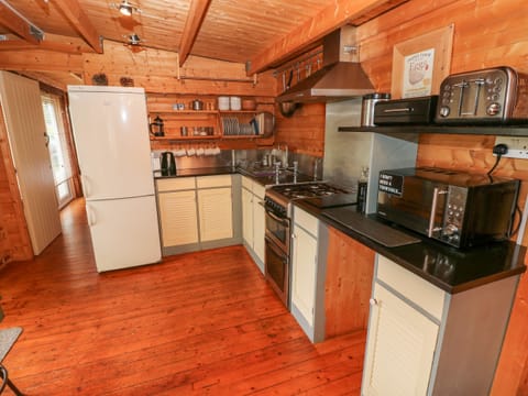 Cottage | Private kitchen | Microwave, stovetop, dishwasher, highchair
