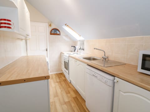 Cottage | Private kitchen | Fridge, microwave, dishwasher, electric kettle