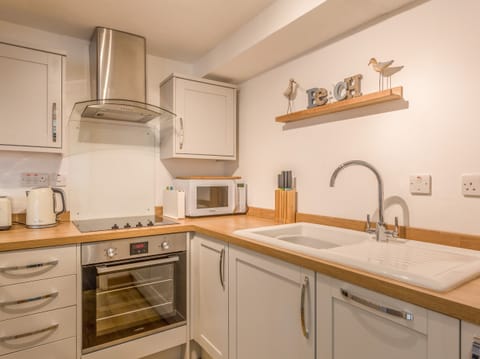 Cottage | Private kitchen | Dishwasher, cookware/dishes/utensils