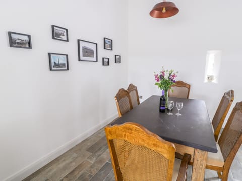 Cottage | Private kitchen | Microwave, stovetop, dishwasher, electric kettle