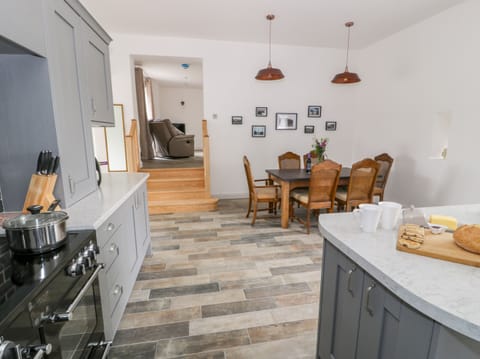 Cottage | Private kitchen | Microwave, stovetop, dishwasher, electric kettle