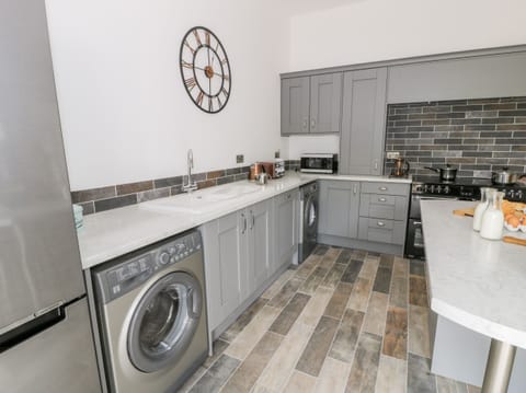 Cottage | Private kitchen | Microwave, stovetop, dishwasher, electric kettle