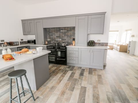 Cottage | Private kitchen | Microwave, stovetop, dishwasher, electric kettle