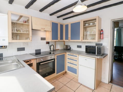 Cottage | Private kitchen | Electric kettle, toaster, cookware/dishes/utensils