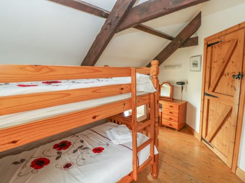 Cottage | 2 bedrooms, individually decorated, individually furnished, free WiFi