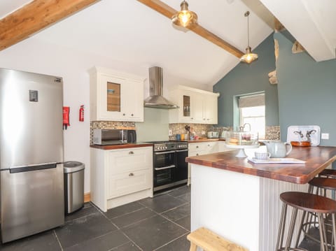 Cottage | Private kitchen | Fridge, dishwasher, cookware/dishes/utensils