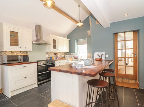 Cottage | Private kitchen | Fridge, dishwasher, cookware/dishes/utensils