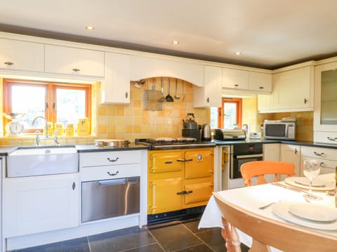 Cottage | Private kitchen | Dishwasher, electric kettle, toaster, cookware/dishes/utensils