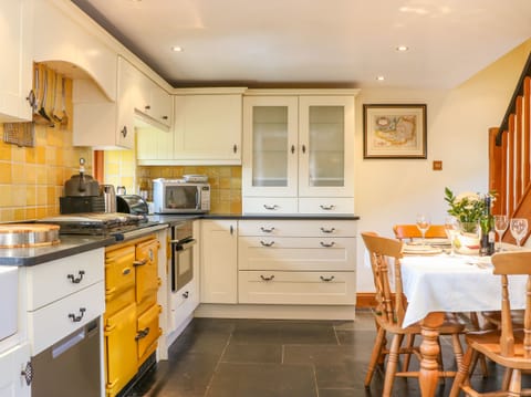 Cottage | Private kitchen | Dishwasher, electric kettle, toaster, cookware/dishes/utensils