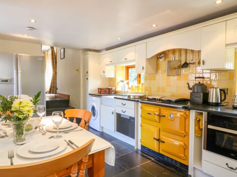 Cottage | Private kitchen | Dishwasher, electric kettle, toaster, cookware/dishes/utensils