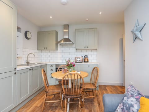 Cottage | Private kitchen | Microwave, stovetop, dishwasher, electric kettle