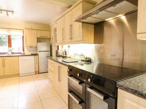 Cottage | Private kitchen | Dishwasher, electric kettle, toaster, highchair