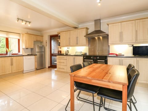 Cottage | Private kitchen | Dishwasher, electric kettle, toaster, highchair