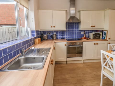 Cottage | Private kitchen | Fridge, dishwasher, cookware/dishes/utensils