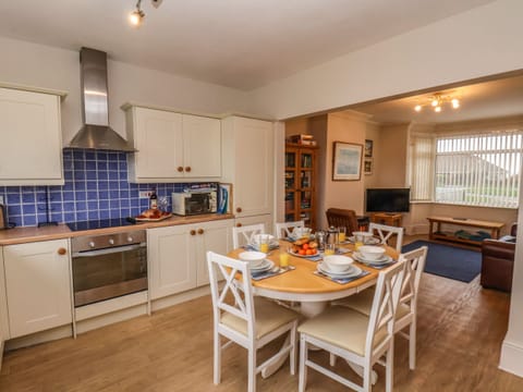 Cottage | Private kitchen | Fridge, dishwasher, cookware/dishes/utensils