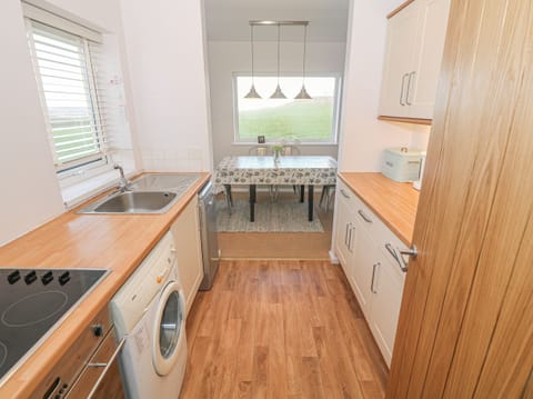 Cottage | Private kitchen | Fridge, microwave, stovetop, dishwasher