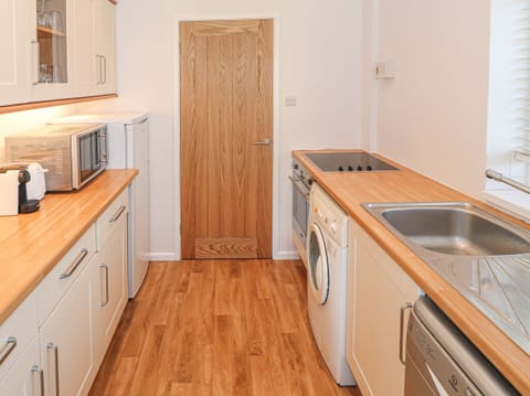 Cottage | Private kitchen | Fridge, microwave, stovetop, dishwasher