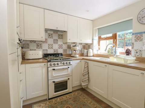 Cottage | Private kitchen | Microwave, electric kettle, toaster, cookware/dishes/utensils