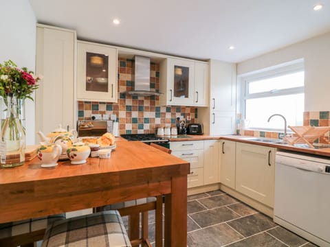 Cottage | Private kitchen | Microwave, dishwasher, electric kettle, toaster