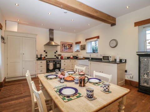 Cottage | Private kitchen | Dishwasher, cookware/dishes/utensils