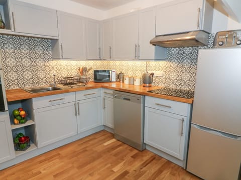 Cottage | Private kitchen | Stovetop, dishwasher, cookware/dishes/utensils