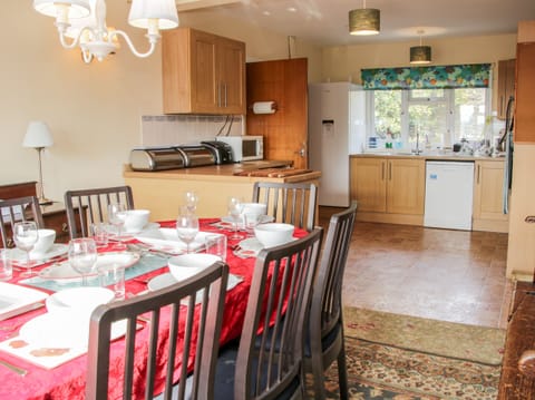 Cottage | Private kitchen | Dishwasher, cookware/dishes/utensils