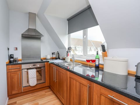 Cottage | Private kitchen | Fridge, microwave, stovetop, dishwasher