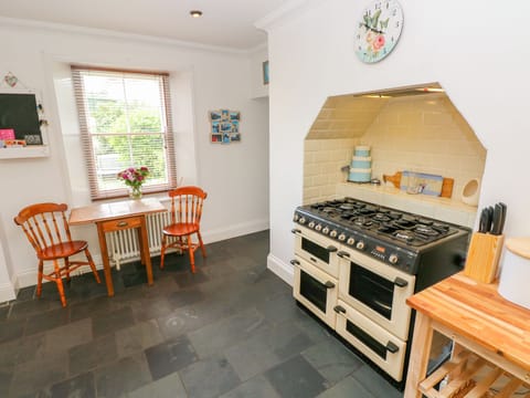 Cottage | Private kitchen | Fridge, stovetop, highchair, cookware/dishes/utensils