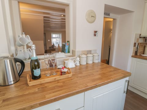 Cottage | Private kitchen | Fridge, microwave, dishwasher, electric kettle