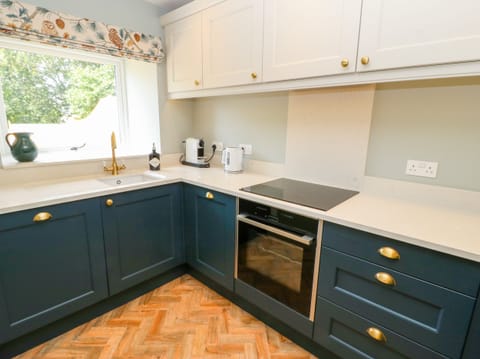 Cottage | Private kitchen | Dishwasher, cookware/dishes/utensils